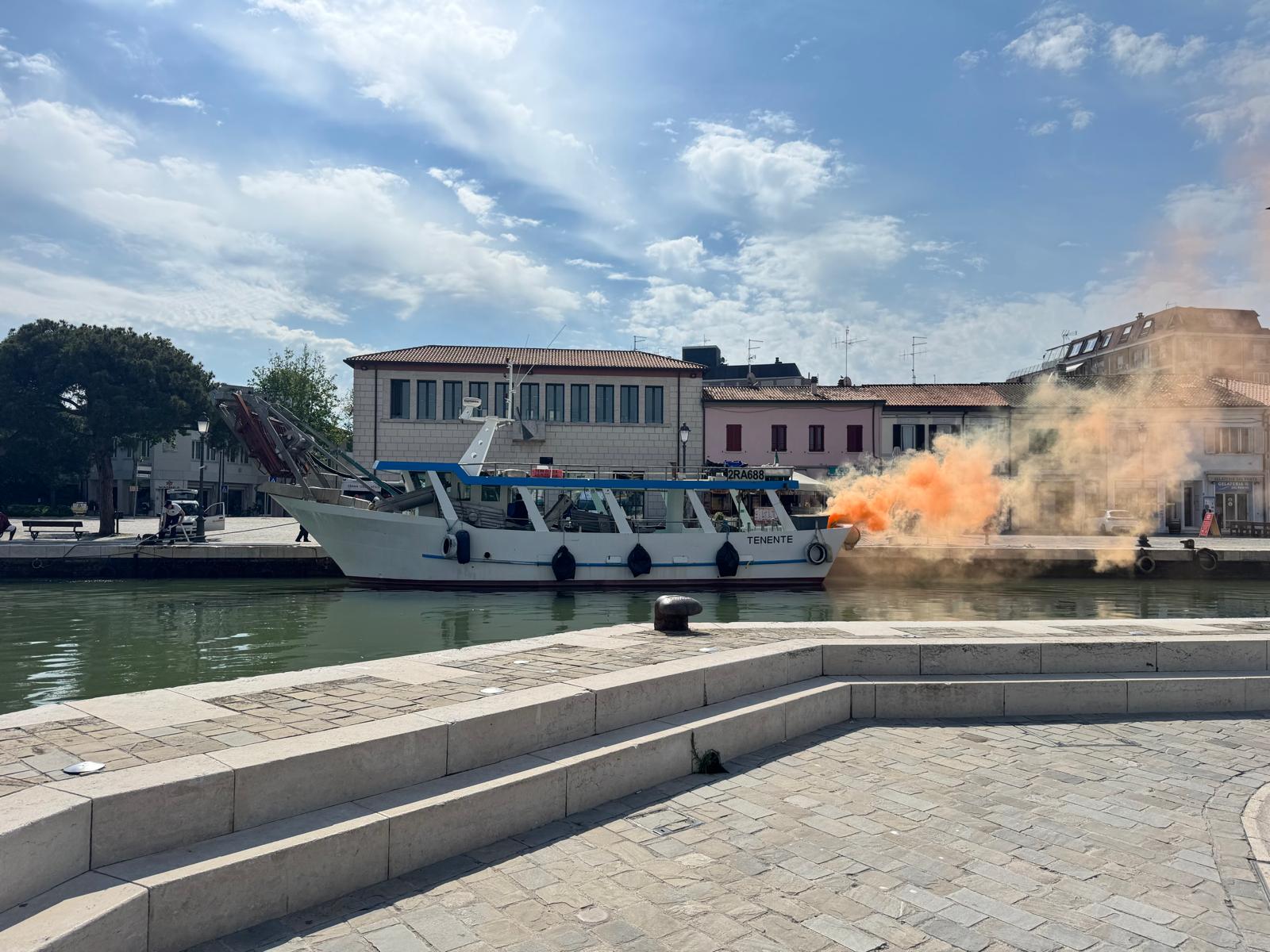 Fumo da un peschereccio ancorato in porto, ma…