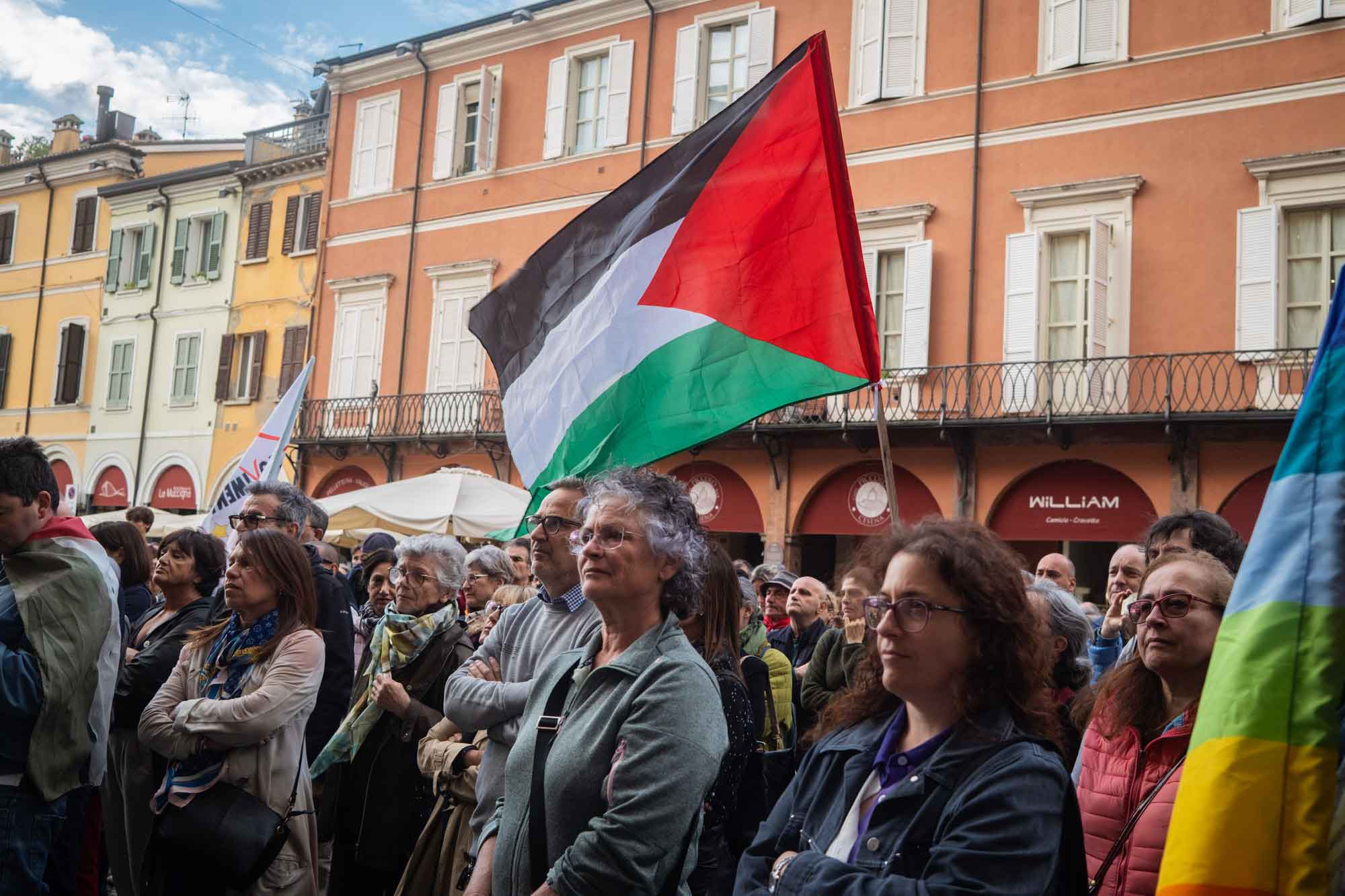 In piazza con le bandiere della Palestina