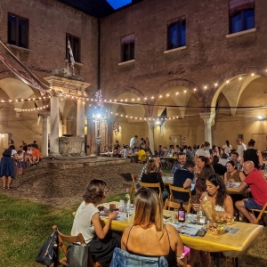 Ferrara arrosticini nel chiostro
