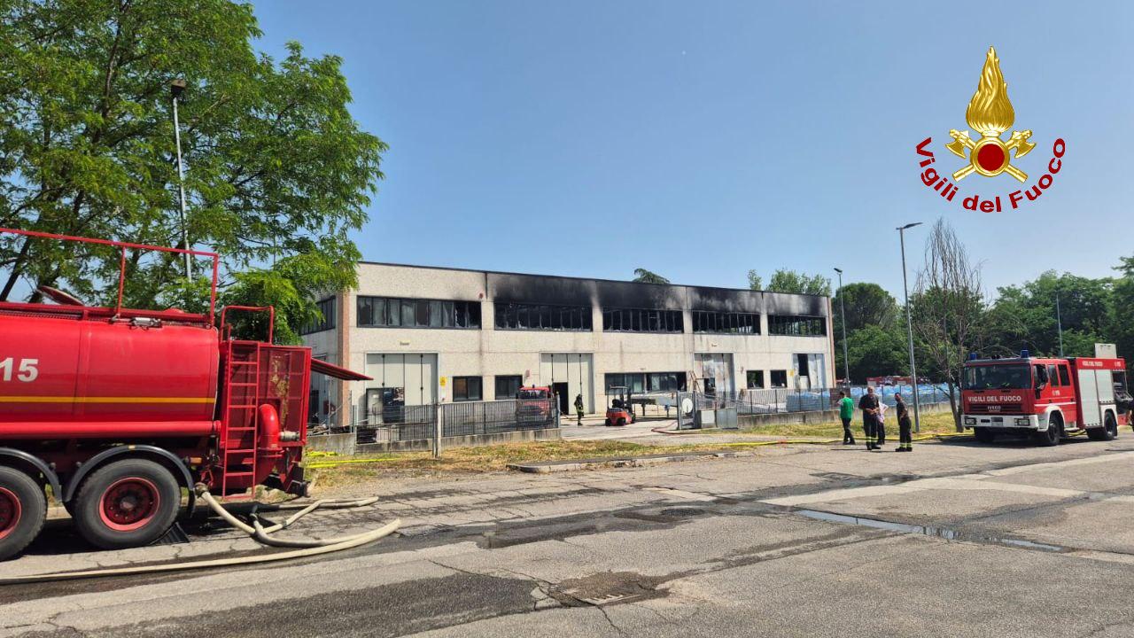 Incendio distrugge capannone, aiuti anche da Cesenatico