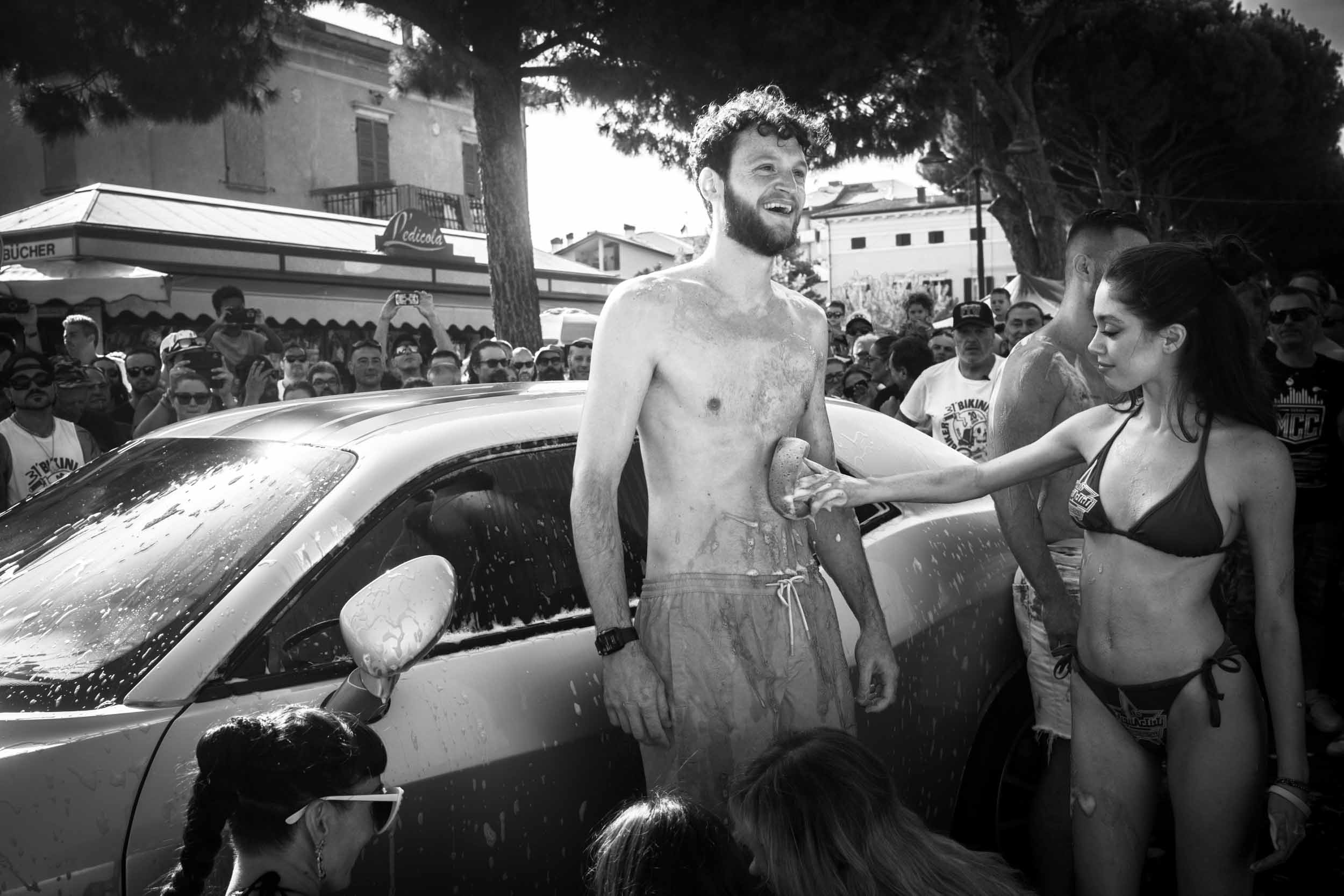 Futuro sposo rapito dalle monelle del Biker Bikini