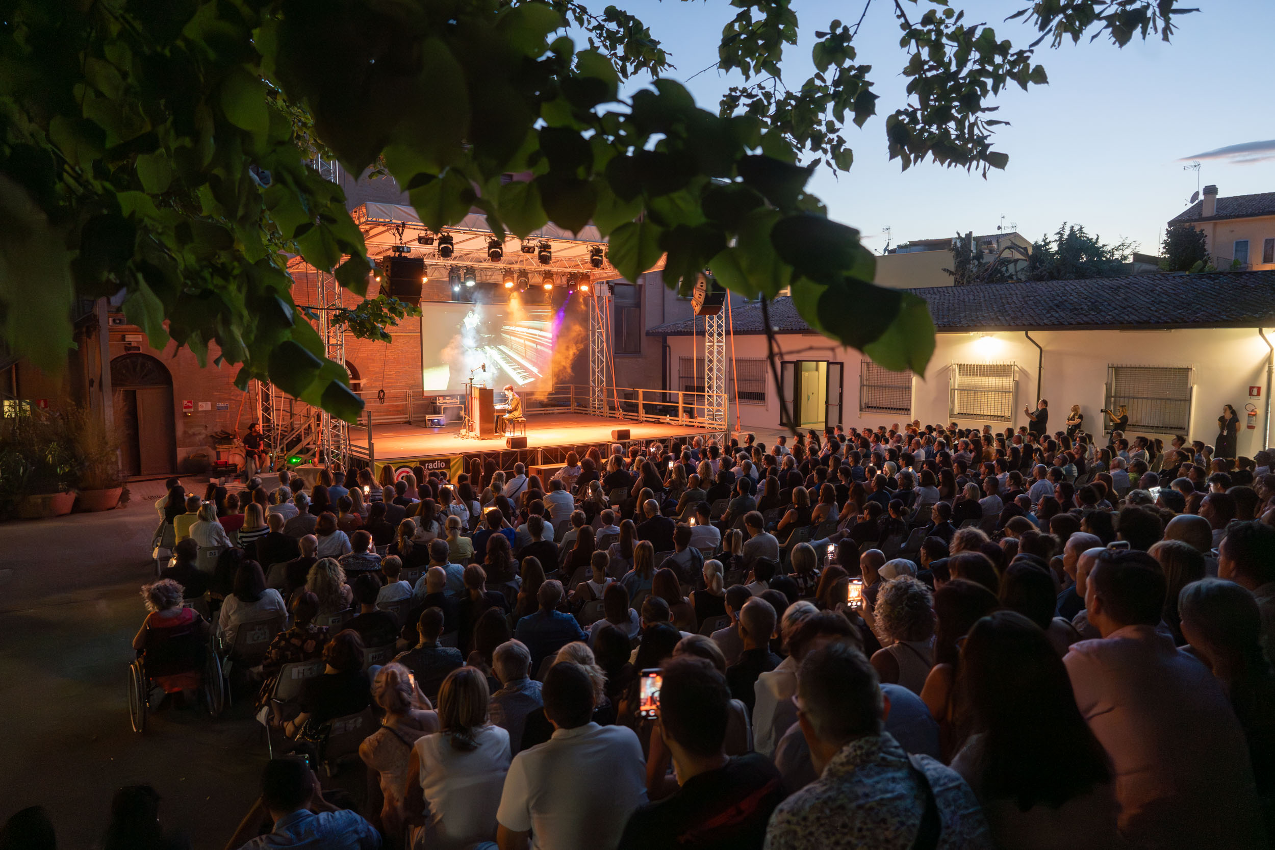 Cesenatico, il sold out di Tony Ann: le immagini