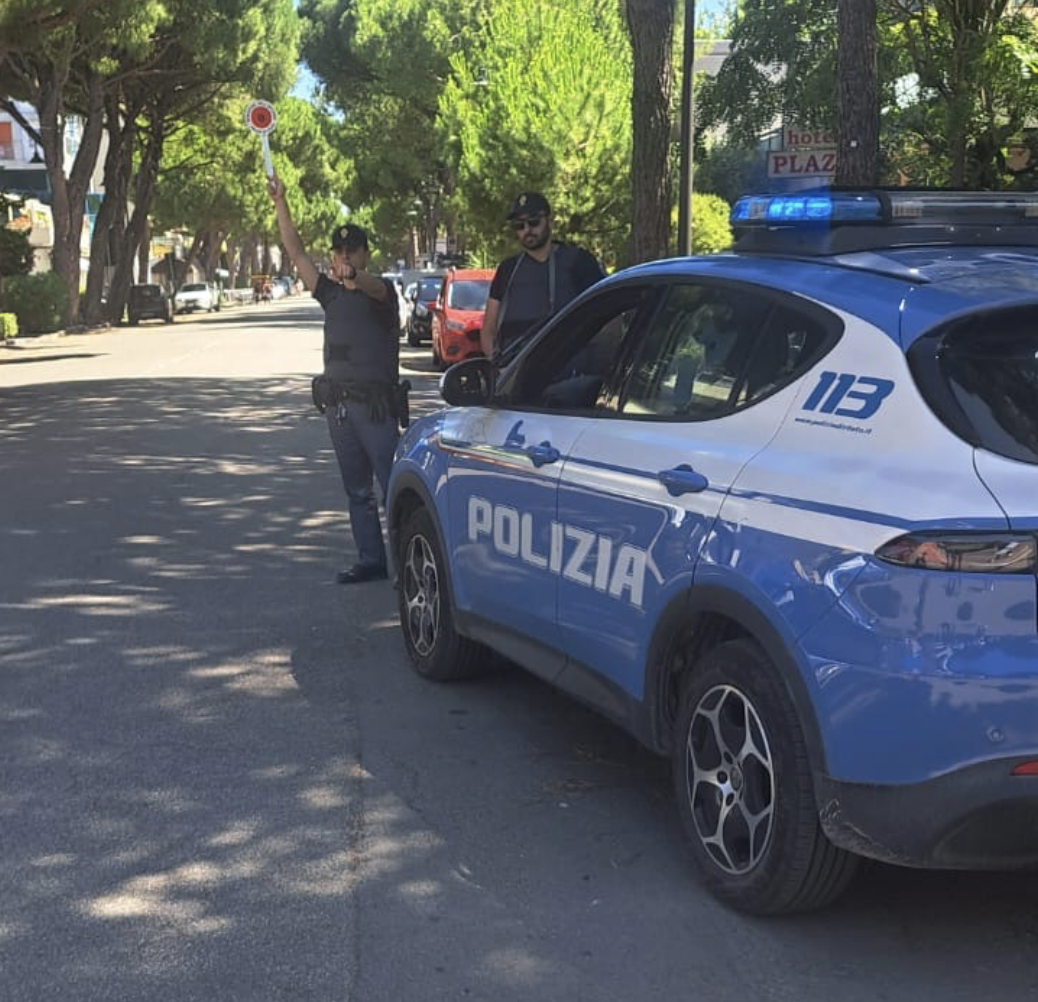 Si scaglia contro la pensilina del bus e si ferisce