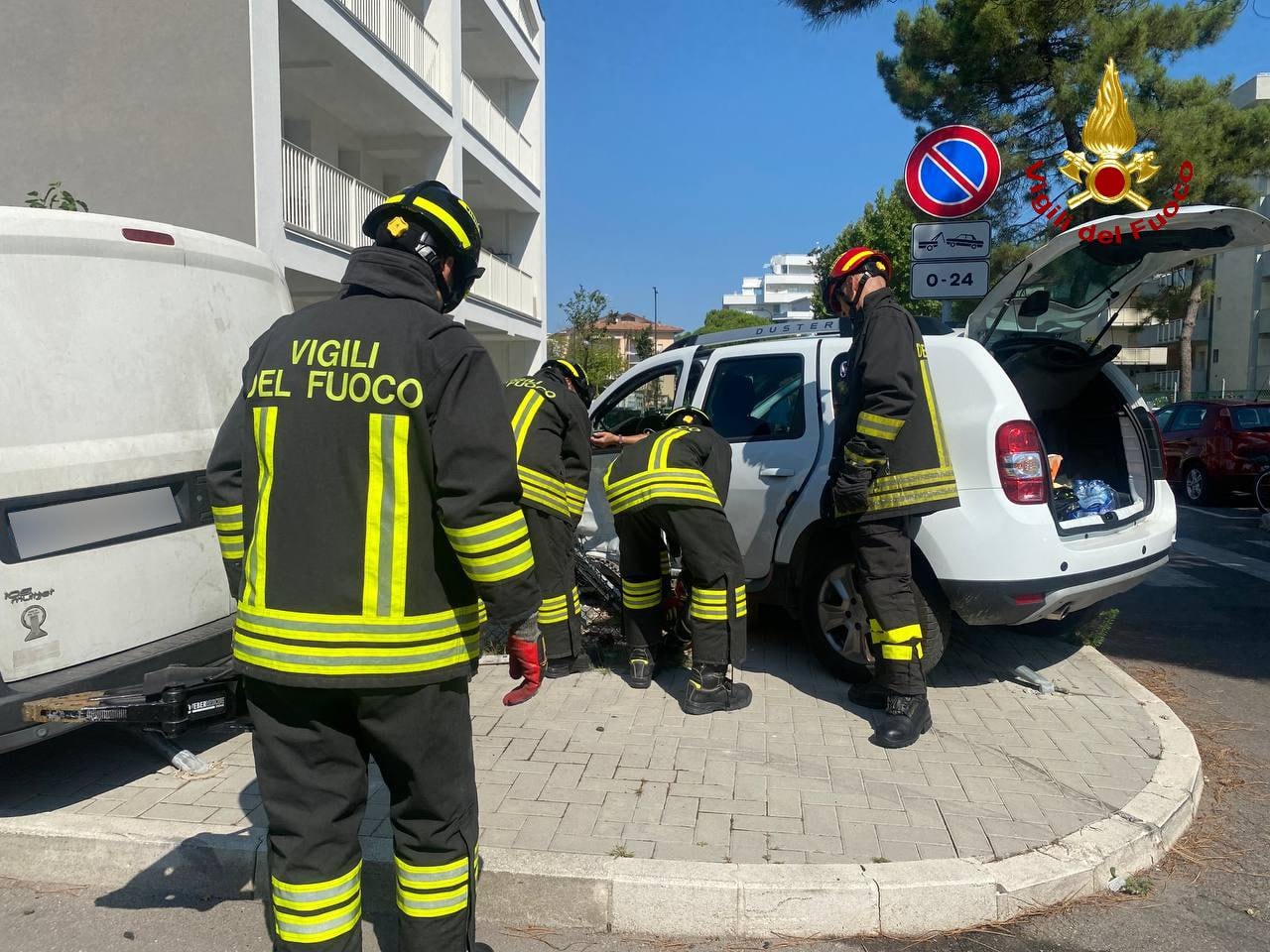 Vigili del fuoco estraggono persona da un auto