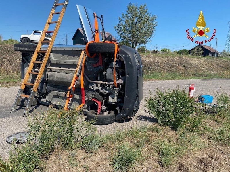 Auto capottata in via Ticino