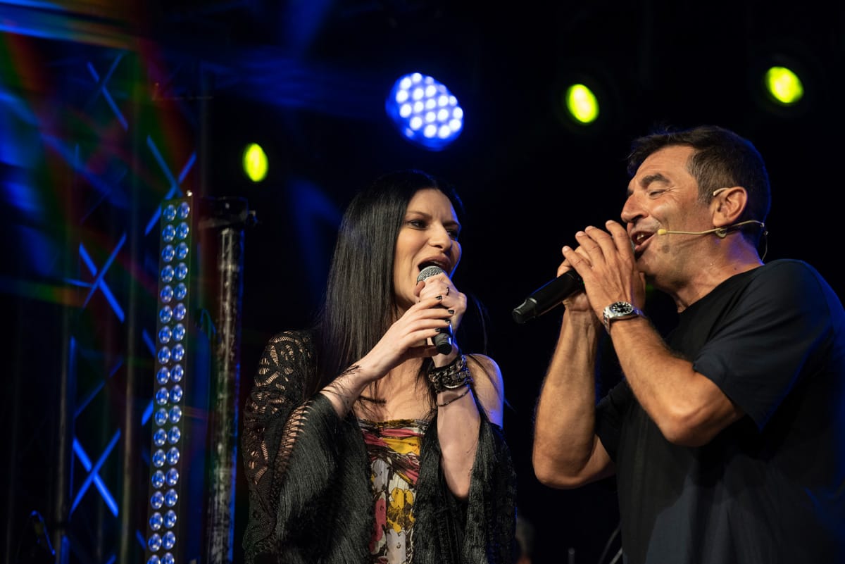 E sul palco spunta Laura Pausini