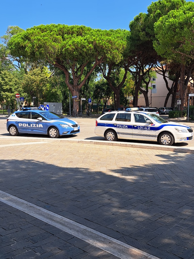 In stazione ferroviaria con due coltelli a serramanico
