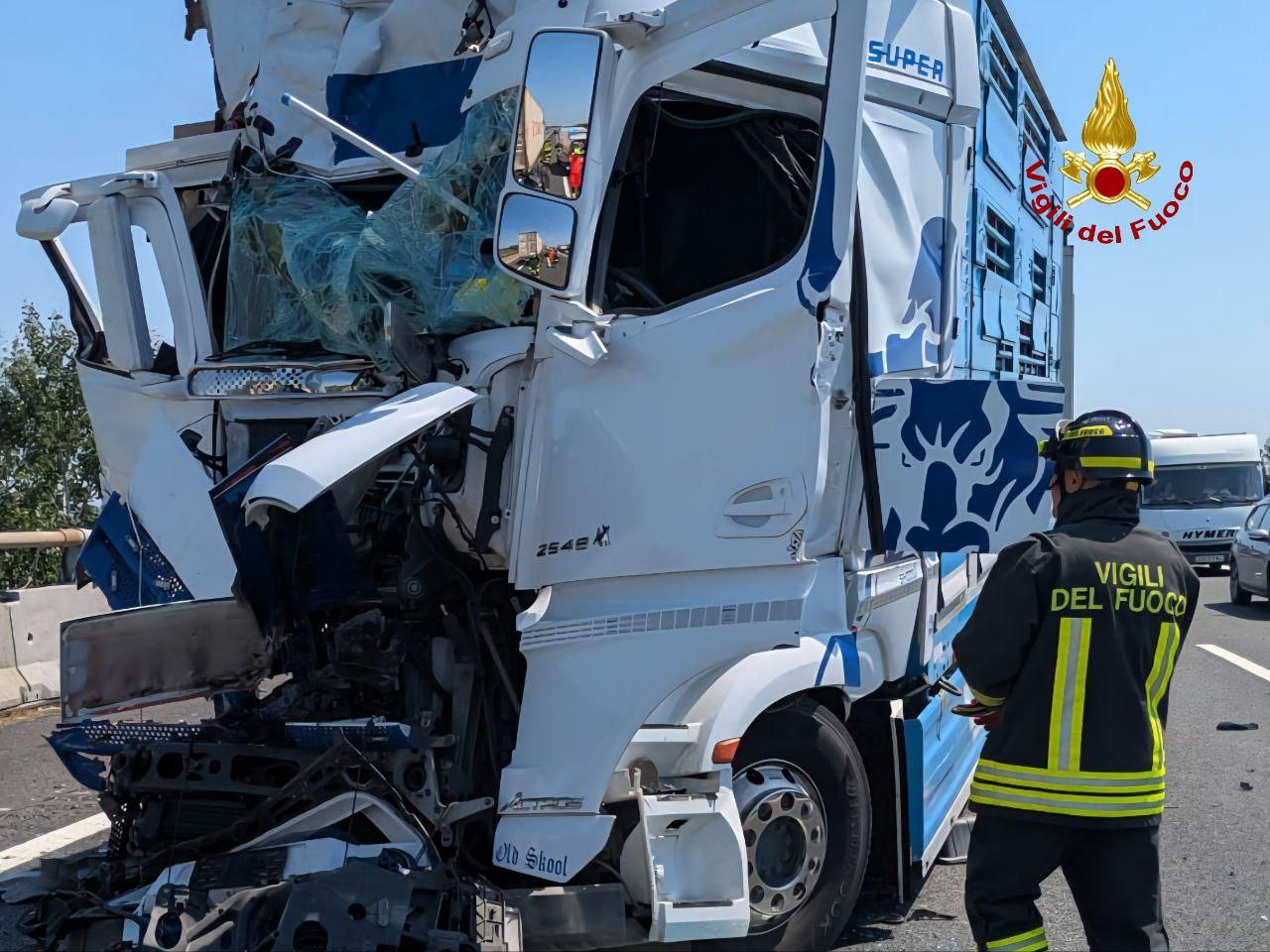 Incidente tra mezzi pesanti in autostrada causa code