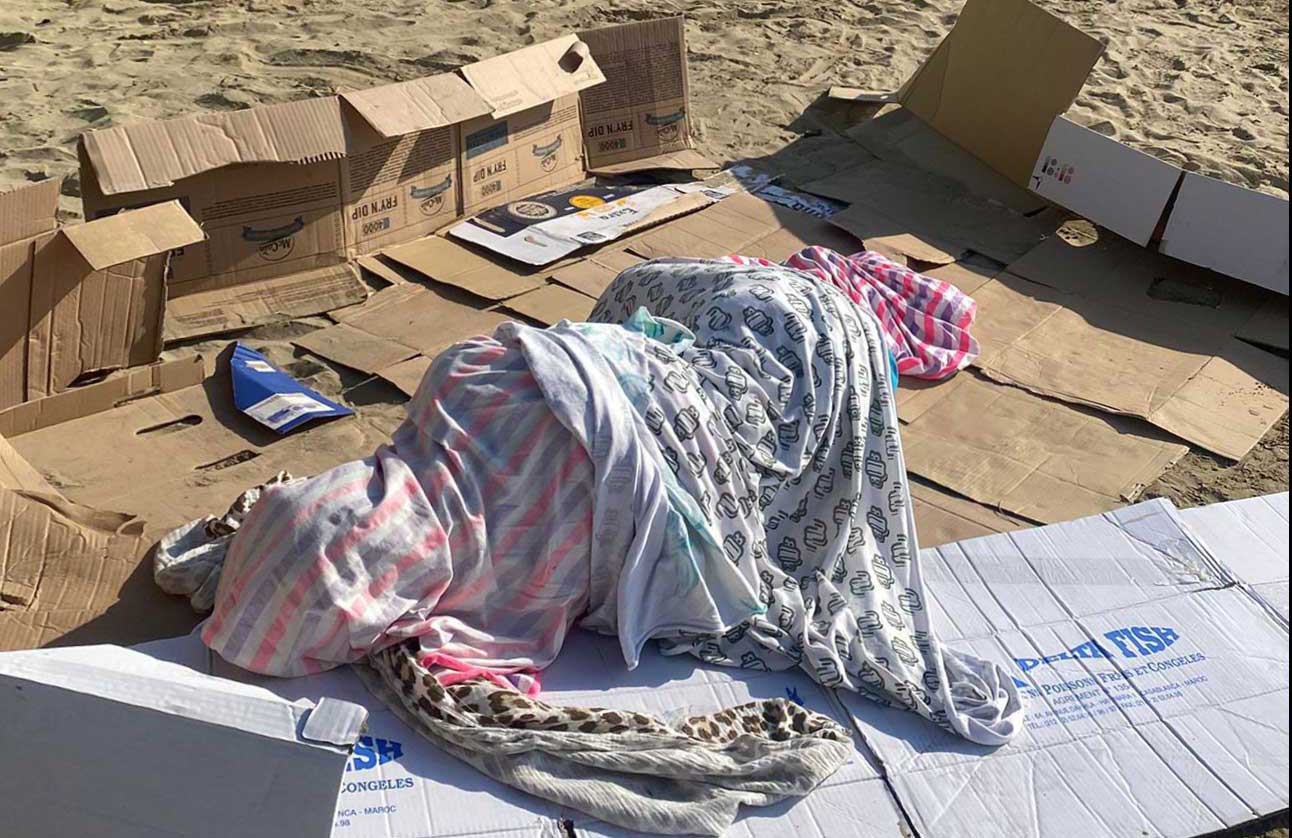 “Camping” abusivo in spiaggia sgomberato dalla polizia