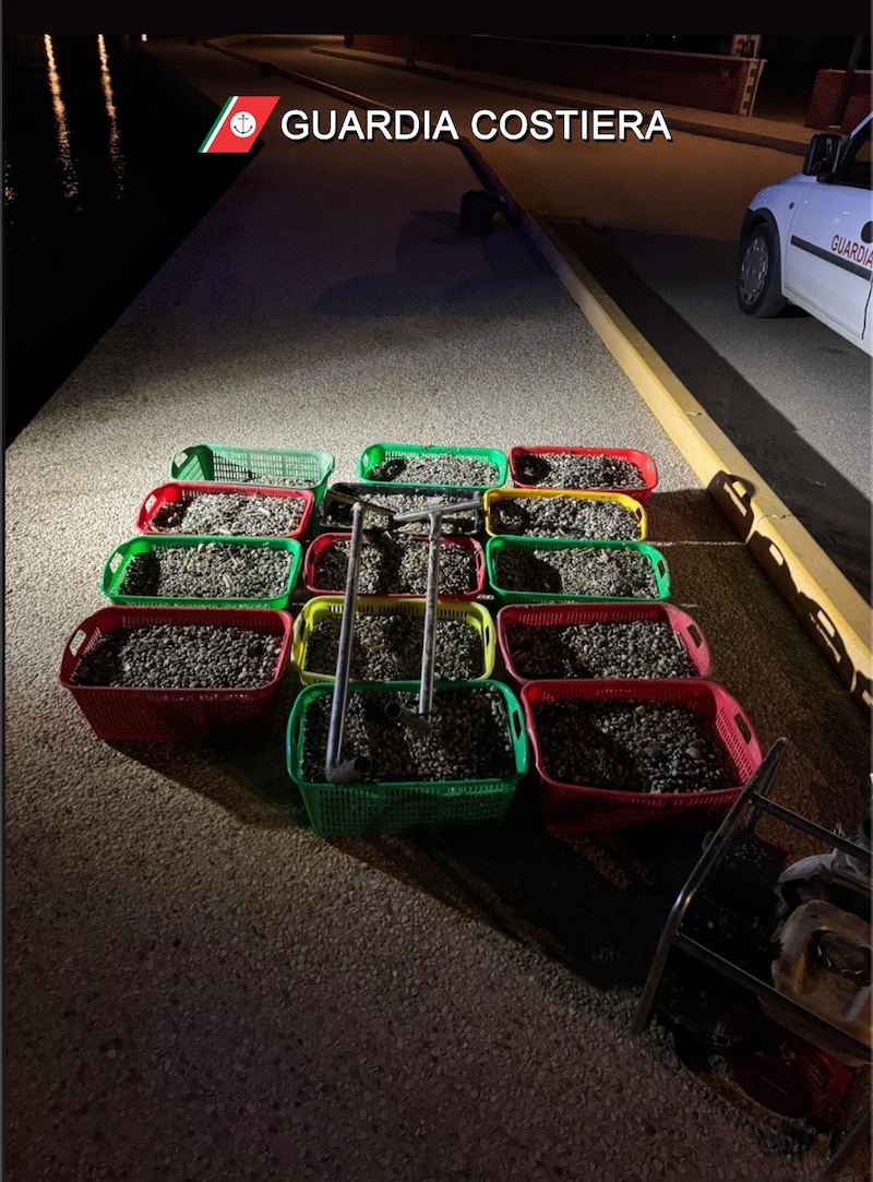 Pescatori di frodo, maxi sequestro di vongole e fuga a nuoto