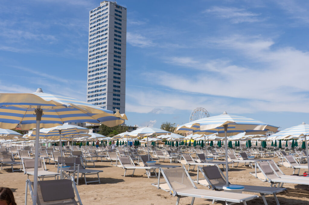spiaggia e grattacielo