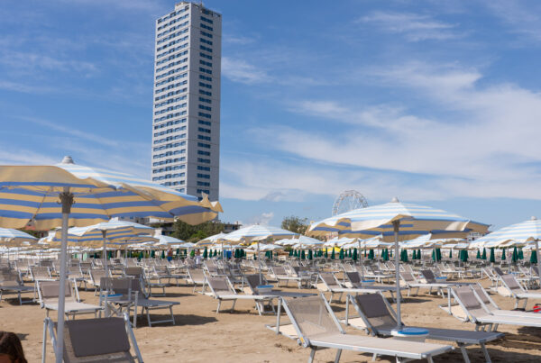 spiaggia e grattacielo