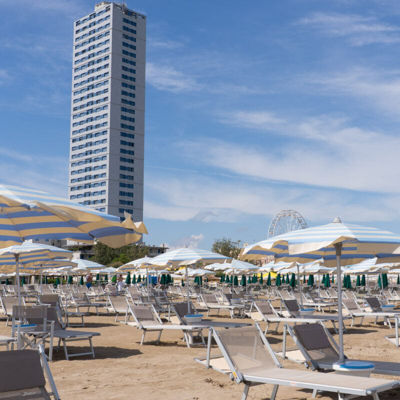 spiaggia e grattacielo