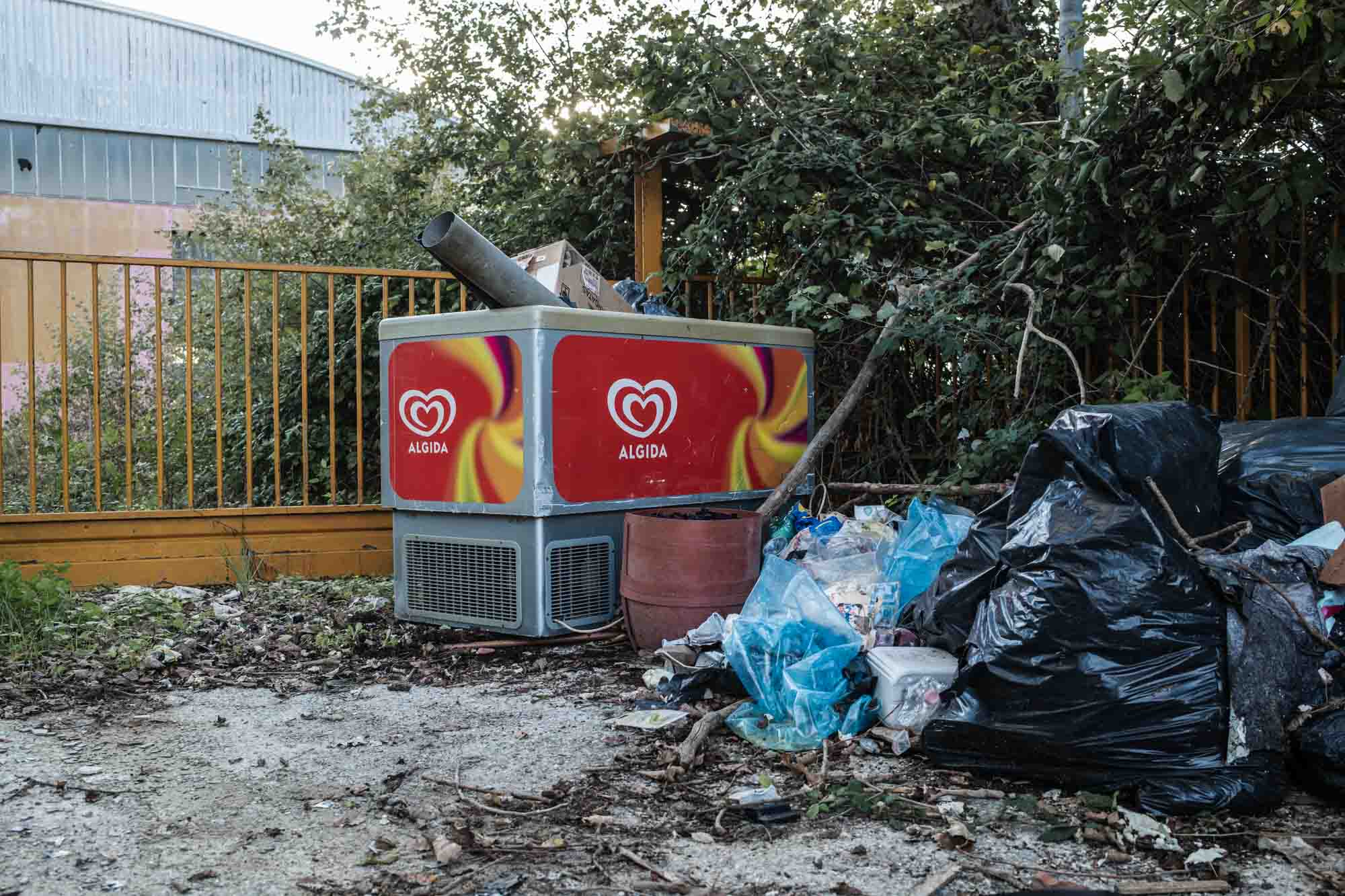 Discarica abusiva sulla Statale, il frigo della vergogna