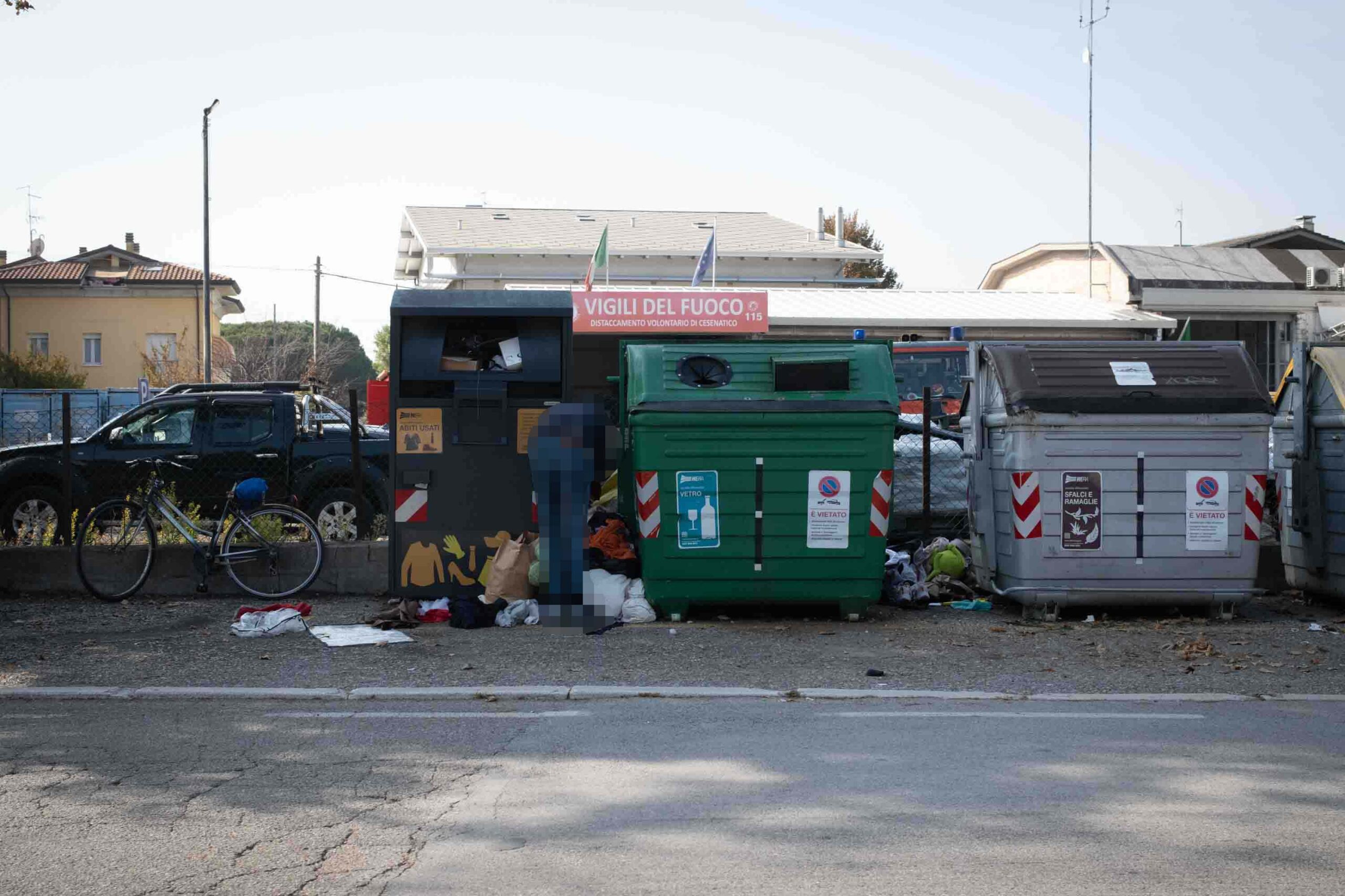 Raccolta abiti usati a Cesenatico: cassonetti pieni