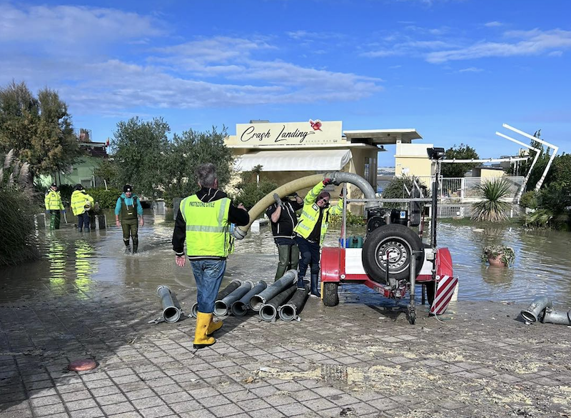 Cesenatico dopo la mareggiata: acqua in ritirata e interventi in corso