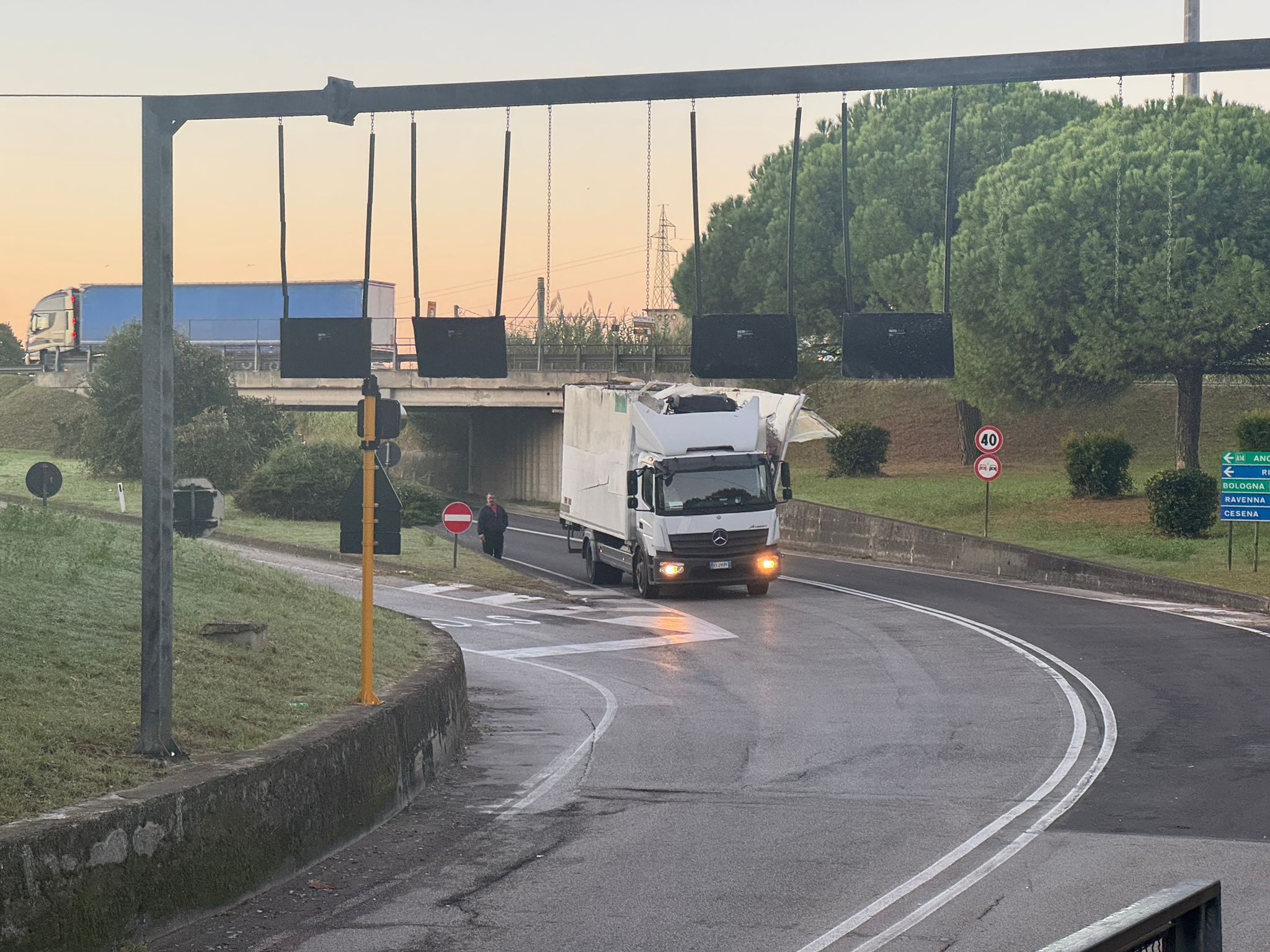 Camion scoperchiato dal sottopasso di viale Trento