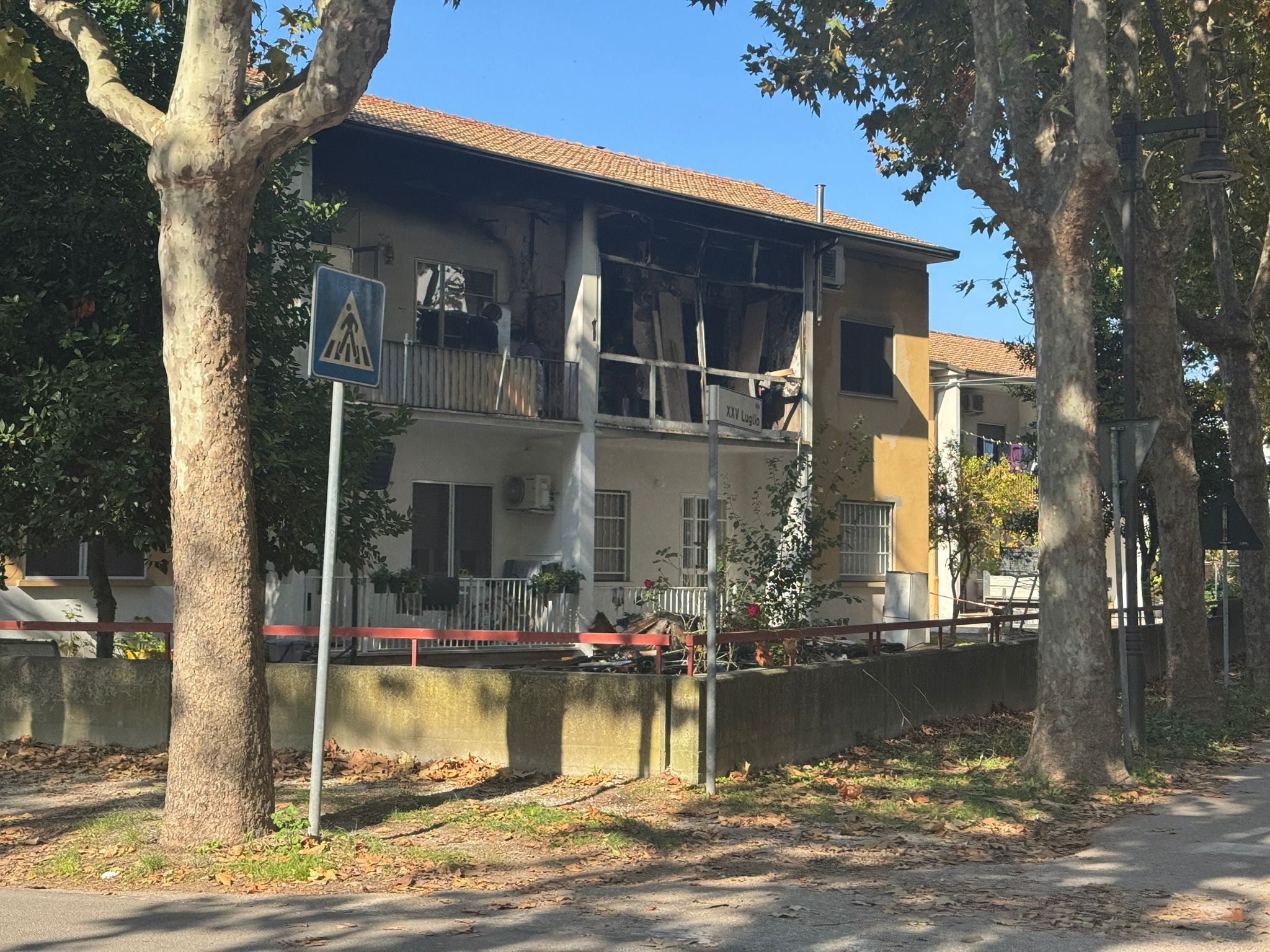 Incendio in via XXV Luglio: “Ci hanno citofonato e siamo usciti”