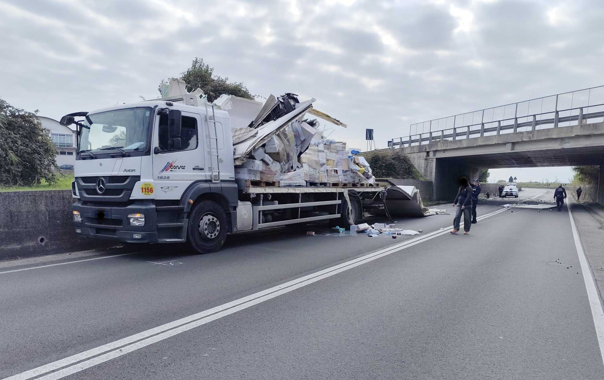 Cesenatico: camion “grattugiati” nel sottopasso. Multa di 40 euro