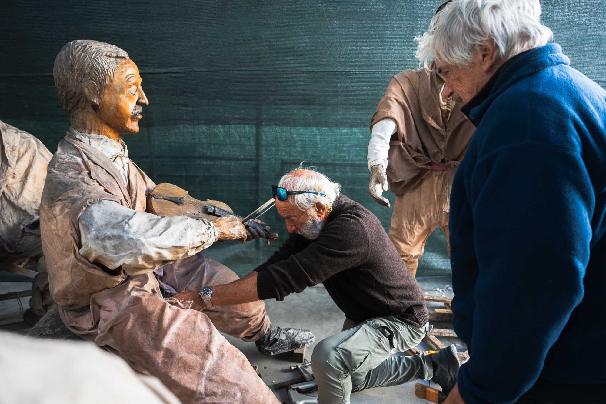 preparazione presepe statue 2025