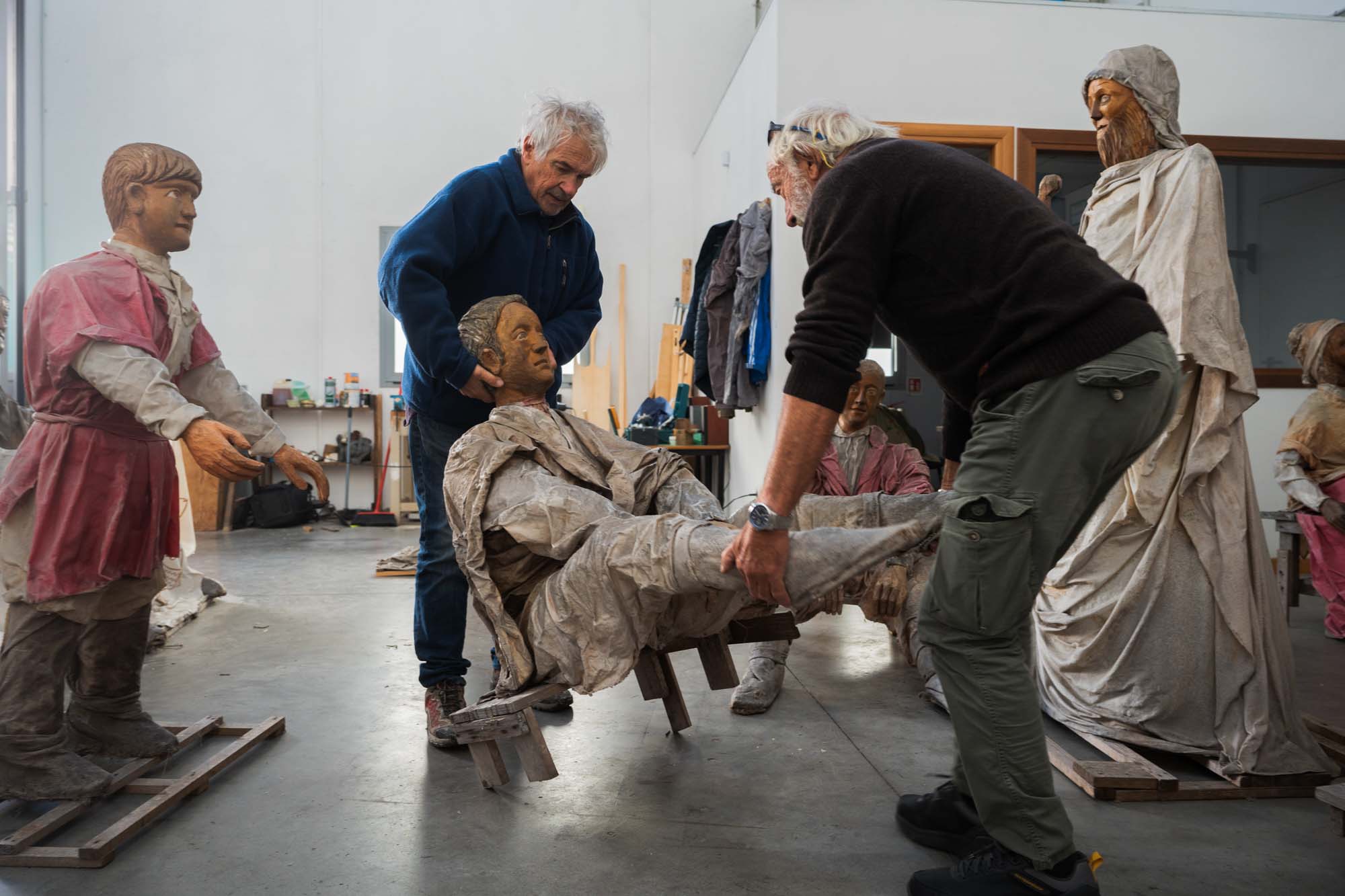 preparazione presepe statue 2025