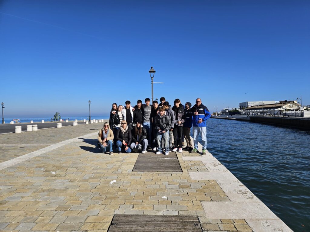 studenti in visita/ porte vinciane