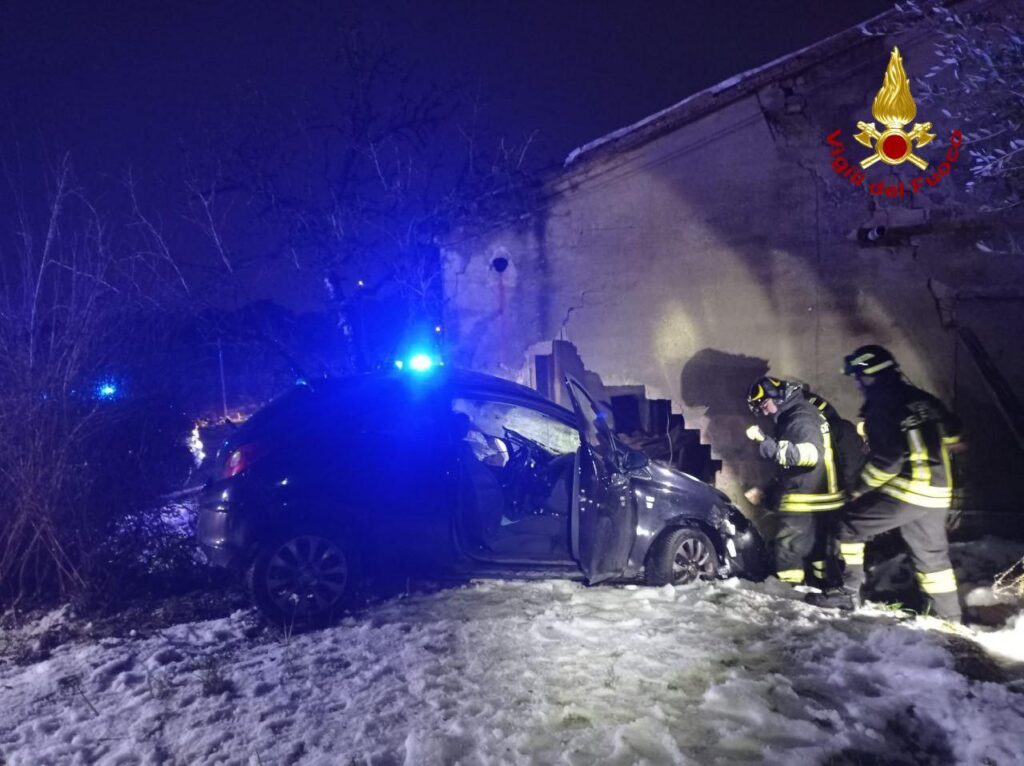incidente vigili del fuoco volontari ghiaccio