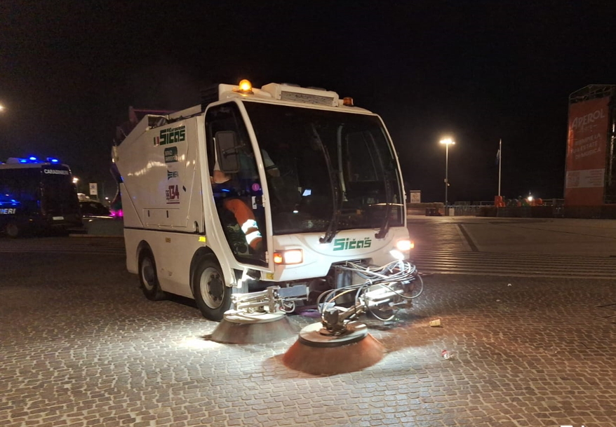 rifiuti, spazzatrice capodanno