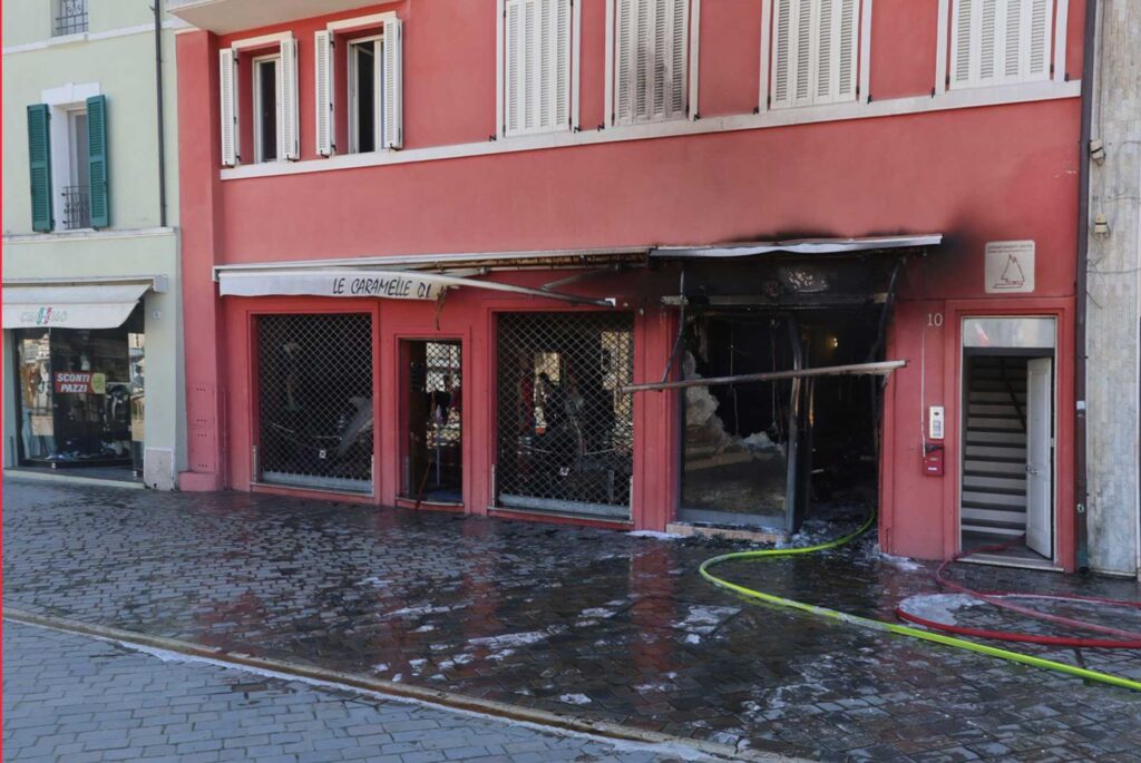 incendio cesenatico porto canale edicola