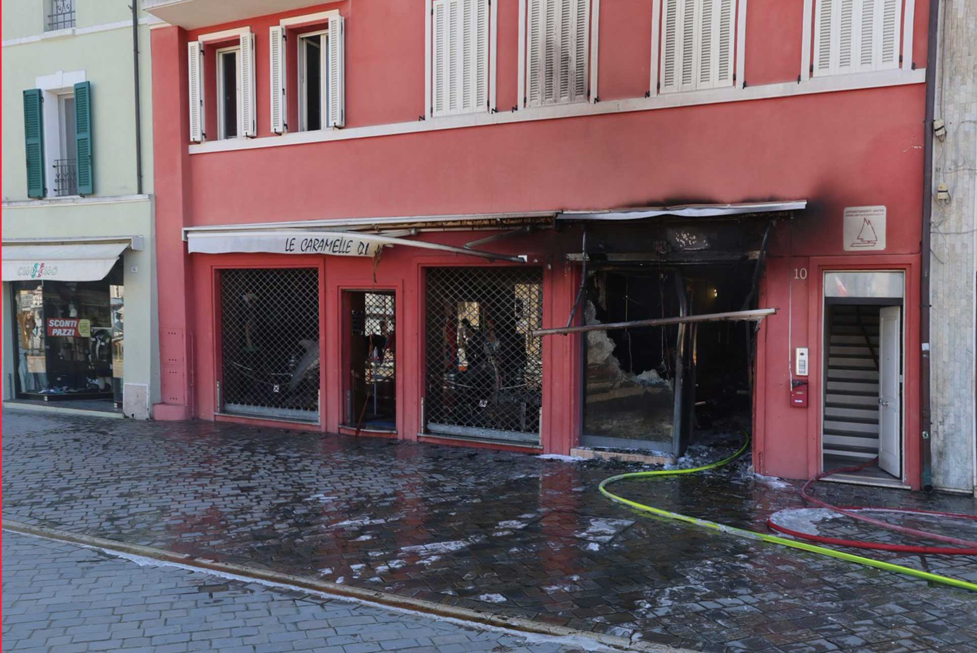 incendio cesenatico porto canale edicola