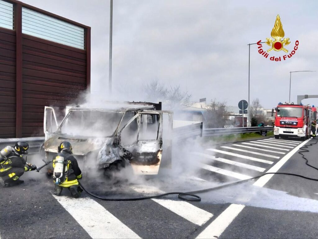 incendio furgone valle rubicone autostrada