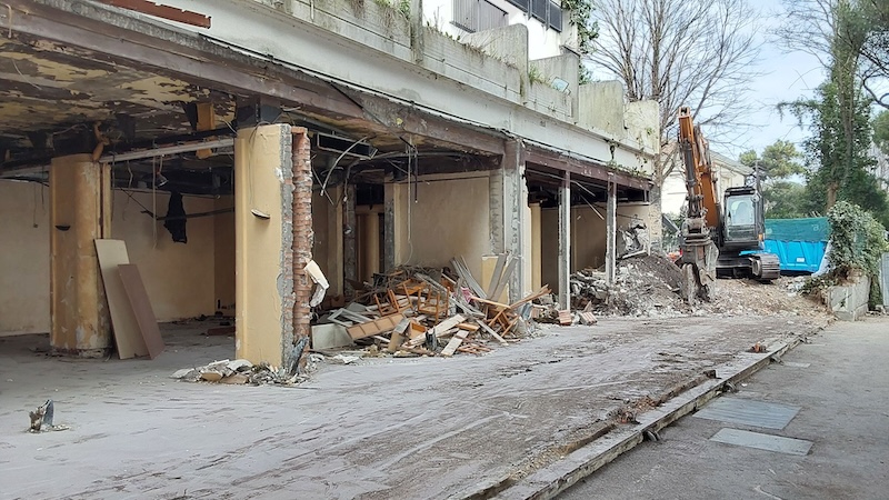 demolizione hotel Pino