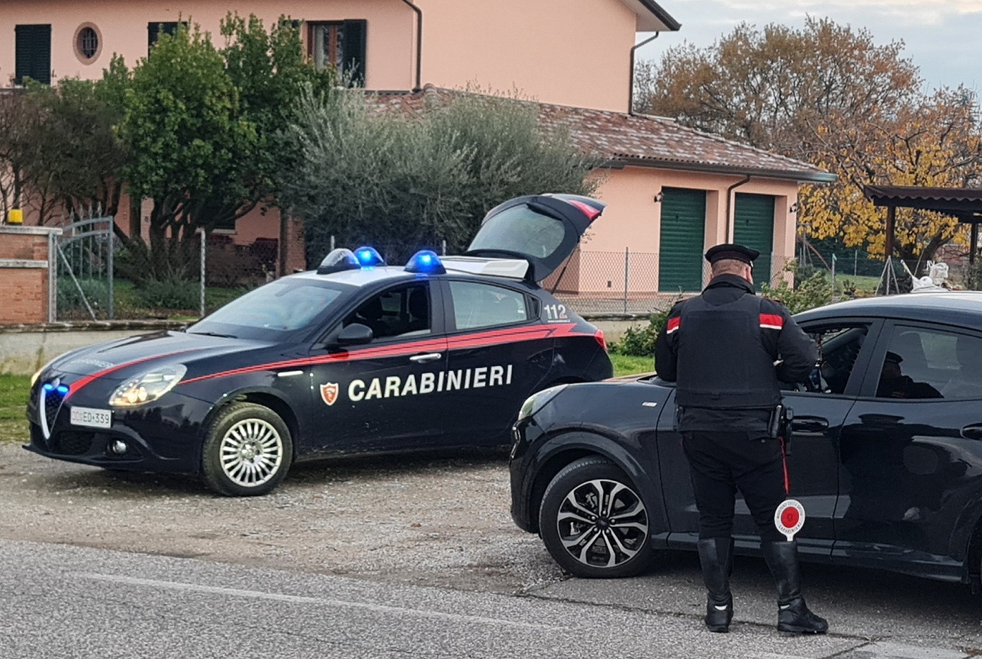 carabinieri sala controlli alcol fuga