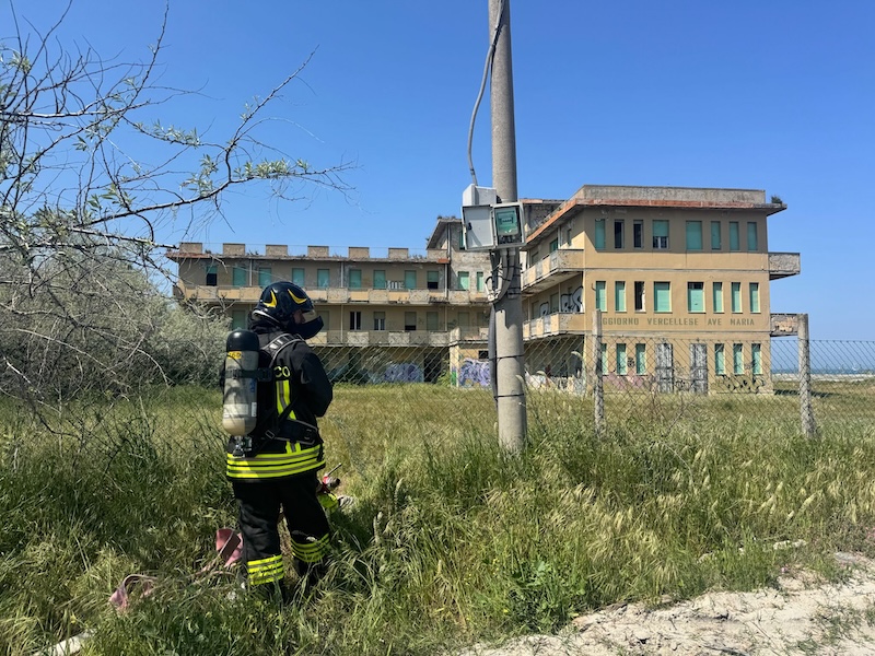 Incendio all’ex soggiorno vercellese