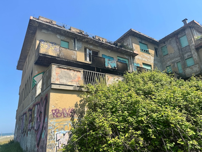 Incendio all’ex soggiorno vercellese