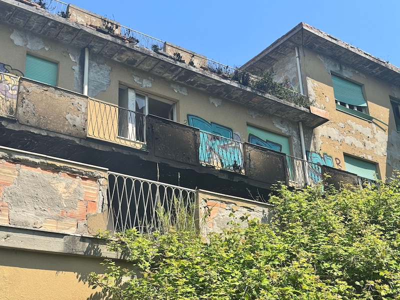 Incendio all’ex soggiorno vercellese