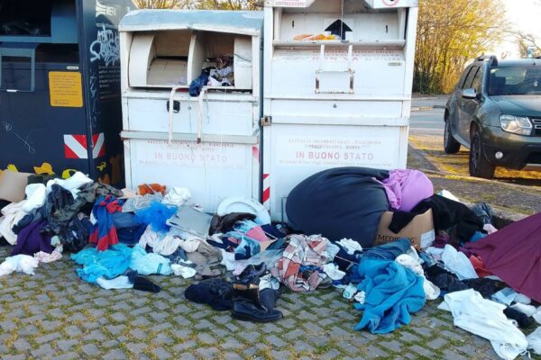 rifiuti - parcheggio piscina