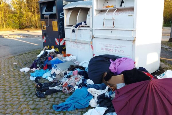 rifiuti - parcheggio piscina