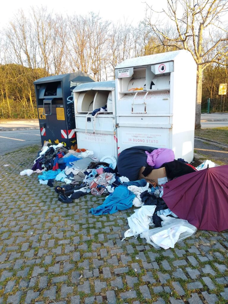 rifiuti - parcheggio piscina