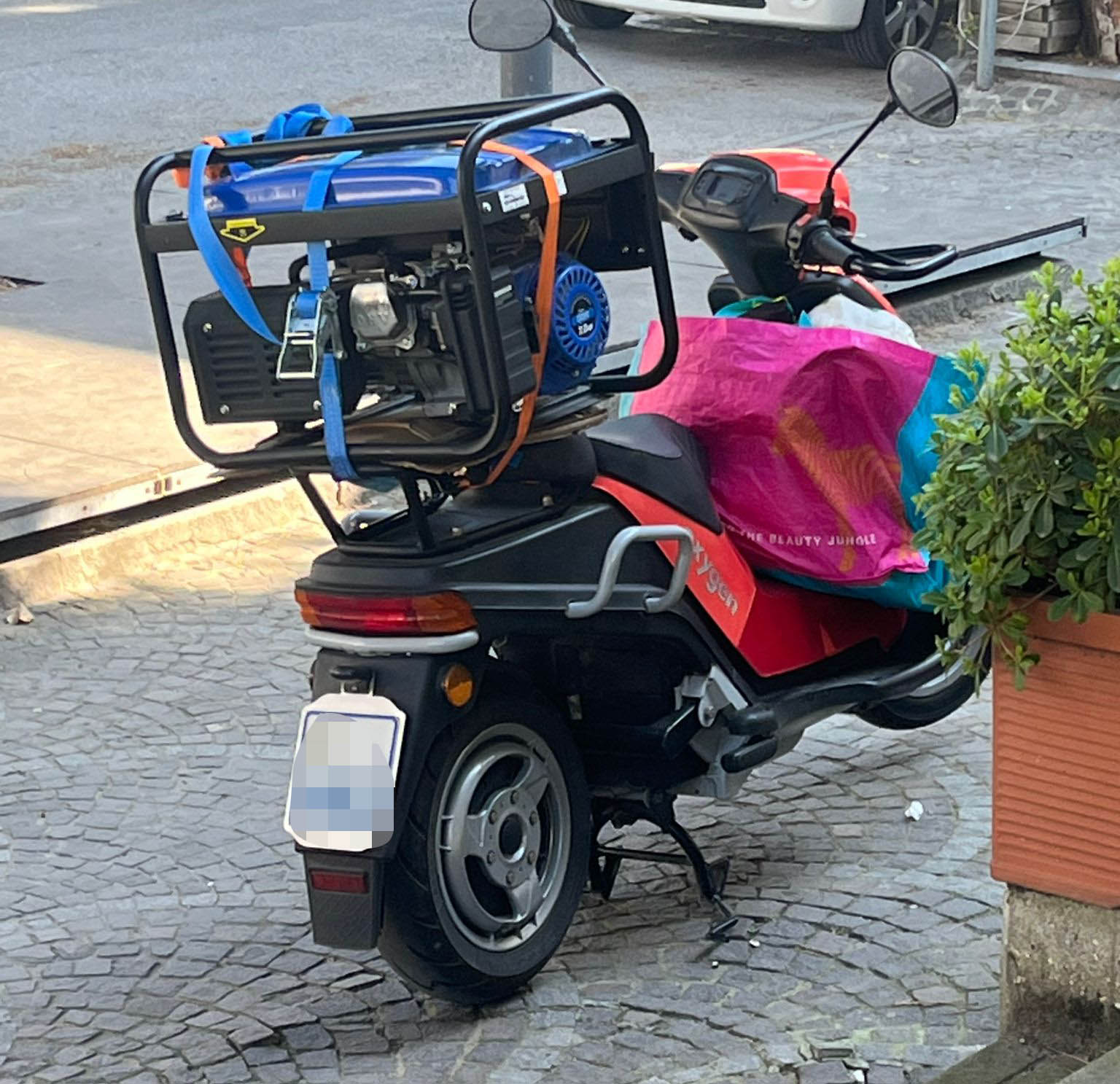 scooter elettrico con generatore a benzina