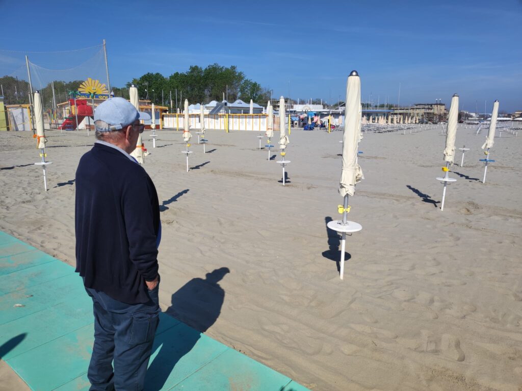 spiaggia ombrelloni umarell