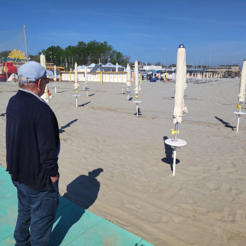 spiaggia ombrelloni umarell