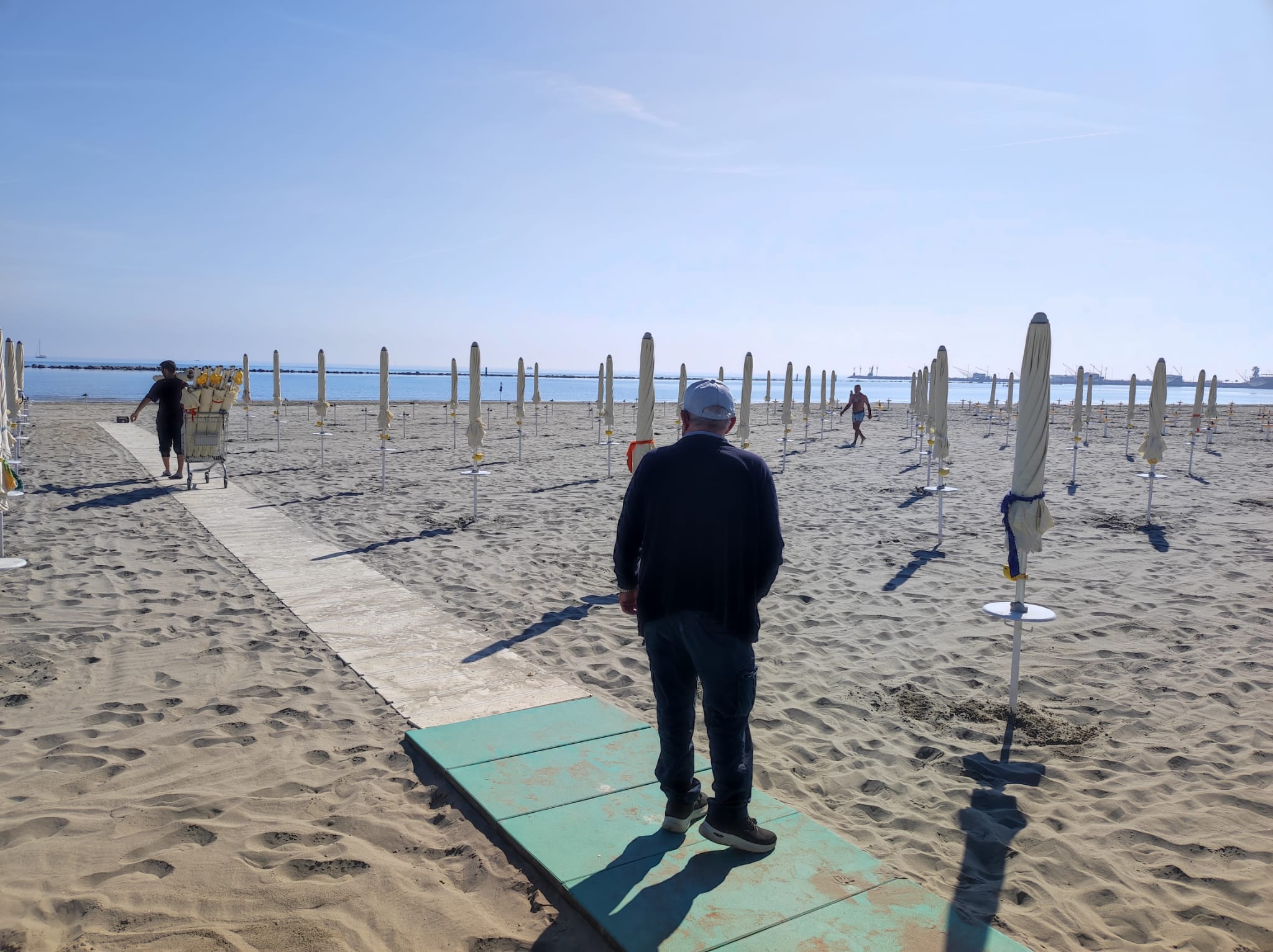 spiaggia ombrelloni umarell