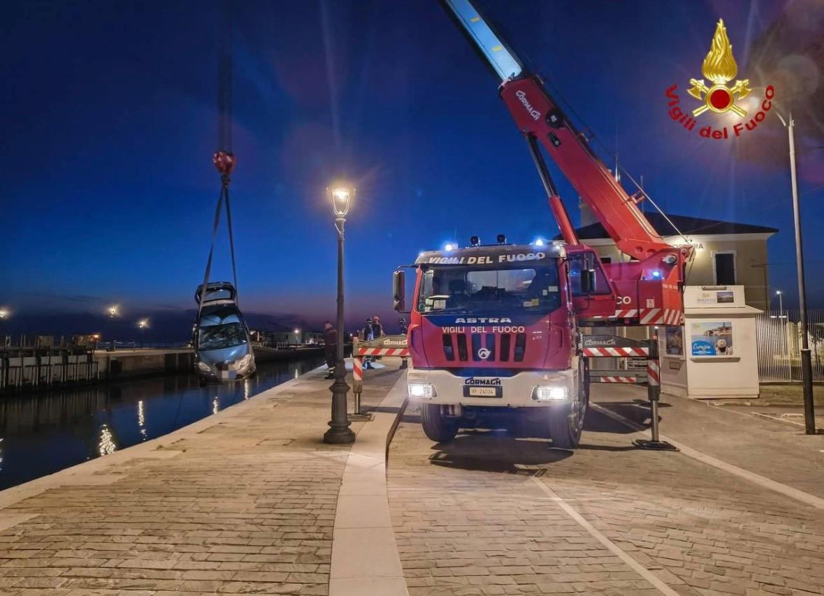 auto nel canale