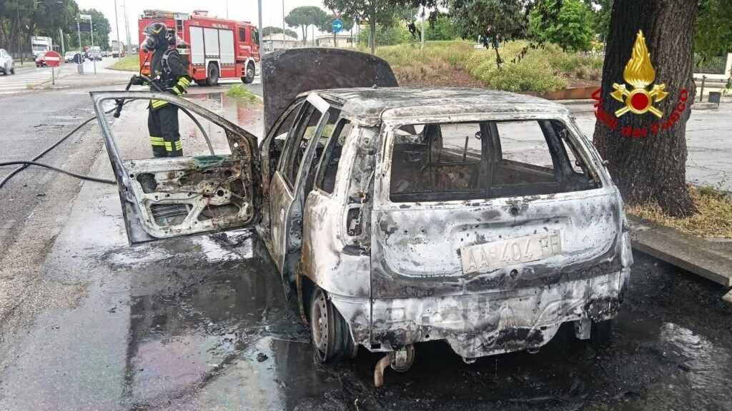 autovettura in fiamme