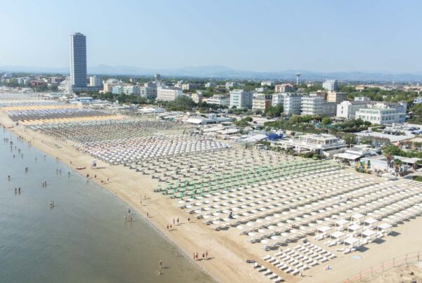 mare spiaggia levante grattacielo