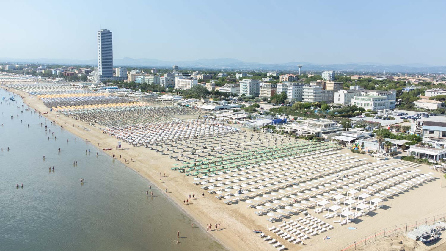 mare spiaggia levante grattacielo