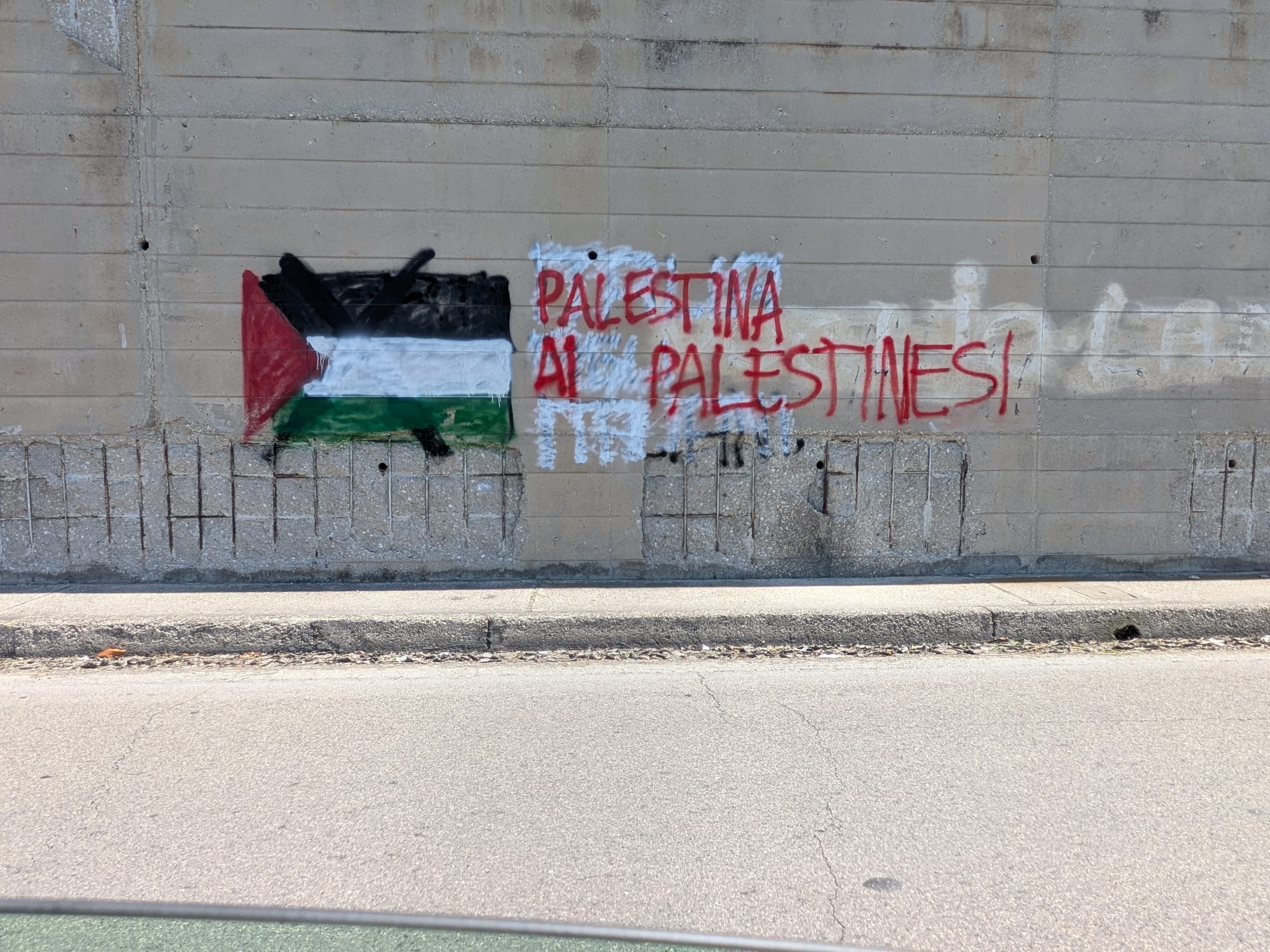 modificata la scritta in palestina ai palestinesi