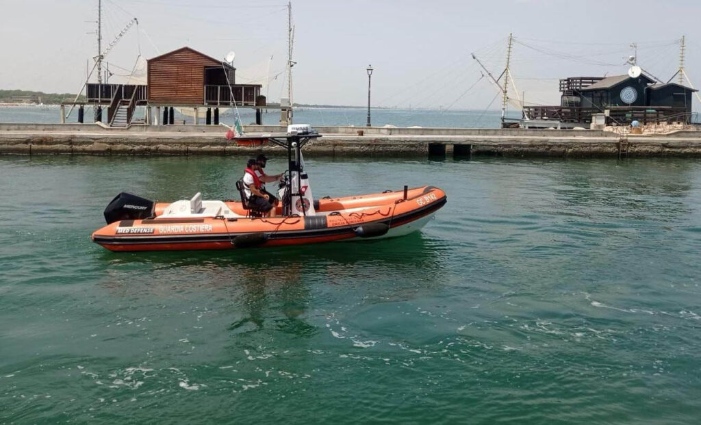 guardia costiera canale gommone