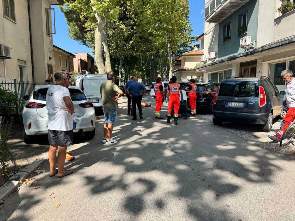 uomo sviene in mezzo alla strada carabinieri